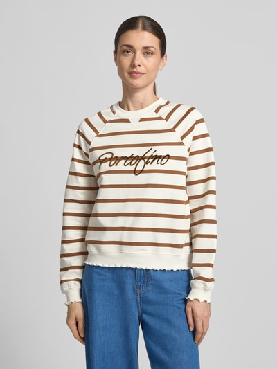 Modelka kobieca nosi Sweatshirt mit Stitching von Rich & Royal, bawełna z domieszką elastanu, krój regular fit, okrągły dekolt, paski brązowo-białe, widok na górną część ciała z przodu