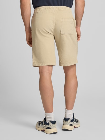Männermodel trägt Regular Fit Shorts mit Tunnelzug Modell 'Joey' von Redefined Rebel aus Baumwoll-Elasthan-Mix in Cord-Optik, Ganzkörperansicht Rückansicht.
