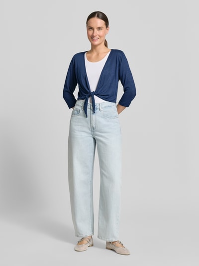 Frauenmodel trägt Bolero aus Viskose-Mix mit 3/4-Arm von Zero, Cropped, Knotendetail, Rückenlänge bei Größe 36: 41 cm, Ganzkörperansicht von vorne.