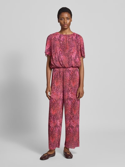 Frauenmodel trägt Wide Fit Hose in Falten-Optik von Rich & Royal mit floralem Allover-Print, elastischem Bund, Ganzkörperansicht von vorne.