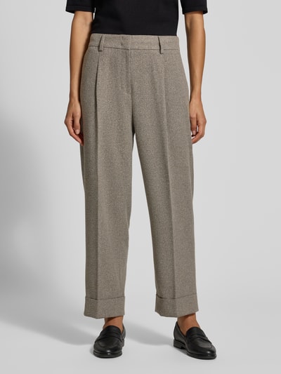Vrouwenmodel draagt Hose mit Bügelfalten und Eingrifftaschen van Christian Berg Woman Selection in beige met persplooien, steekzakken, Materiaalmix met viscose, relaxed fit, Achterzak, bandwijdte maat 36: 40 cm, binnenbeenlengte maat 36: 67 cm, Ganzkörperaanzicht van voren