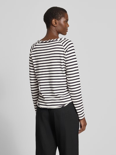 Frauenmodel trägt Longsleeve mit Rundhalsausschnitt und Rollsaum von Smith and Soul in Schwarz-Weiß, Reine Baumwolle, Regular-Fit, Rückansicht, Rückenlänge bei Größe S 56 cm.