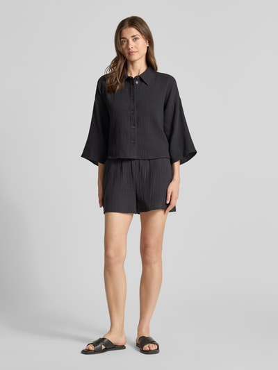 Frauenmodel trägt Loose Fit Hemdbluse aus reiner Baumwolle Modell 'NATALI' von Vero Moda, Optik: Unifarben, Materialverarbeitung: Seersucker, Ganzkörperansicht von vorne.