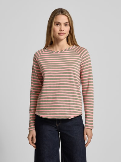 Modelka kobieca ma na sobie Longsleeve mit Rundhalsausschnitt von Smith and Soul z bio bawełny, regular fit, paski, widok z przodu, ujęcie całej sylwetki.