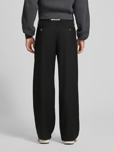 Männermodel trägt schwarze Bundfaltenhose mit Gesäßtaschen Modell 'HERITAGE' von PROHIBITED, Material-Mix, Ganzkörperansicht Rückansicht.