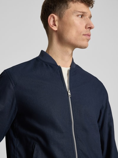Männermodel trägt Jacke aus Baumwoll-Leinen-Mix mit Zweiwege-Reißverschluss von Jack & Jones Premium in navy, regular fit, Nahaufnahme Oberkörper