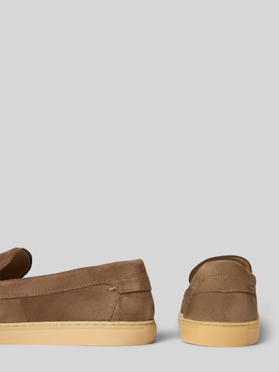 Produktfoto, Loafer aus reinem Rindnubuk Modell 'KARO 6B' von Marc O'Polo, jasnobrązowy, okrągły nosek, płaska podeszwa, gładka faktura, strukturyzowana podeszwa, materiał: prawdziwy nubuk bydlęcy