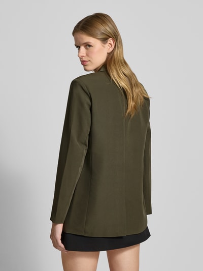 Kobiece modelka nosi Loose Fit Longblazer z wyhaftowanym logo Model 'BOZZY' od Pieces, efekt: jednolity kolor, długi rękaw, kieszenie z patką, kołnierz z połami, bez zapięcia; pełny widok z tyłu.