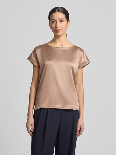 Frauenmodel trägt Damen T-Shirt mit Rundhalsausschnitt Modell 'Taila' von JOOP!, Viskose-Elasthan-Mix, Regular-Fit, Farbe Beige, Ganzkörperansicht von vorne, Rückenlänge bei Größe 36: 59 cm.