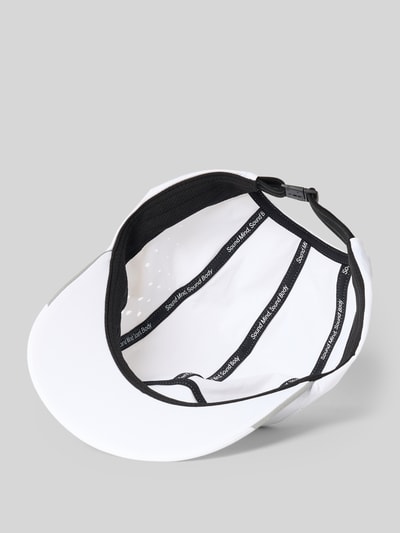 Produktfoto, Basecap mit Stretch-Anteil von ASICS TIGER w kolorze białym, elastyczna mieszanka materiałów, odblaskowe detale, nadruk z logo, perforowanie po bokach, tylne zamknięcie na klamrę