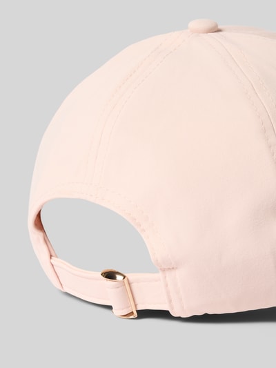 Produktfoto, Basecap mit Label-Applikation Modell 'NOEMIE 4G' von Guess Activewear in zartem Rosaton, Material-Mix mit Stretch-Anteil, verstärkter Schirm, Nahaufnahme Rückansicht