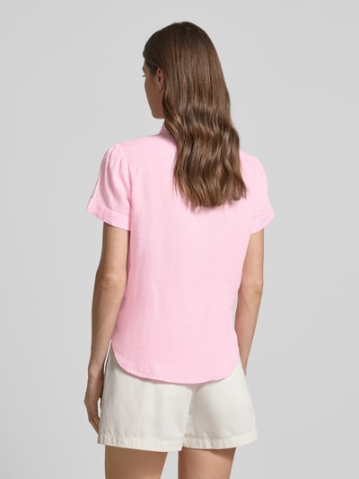 Modelka nosi Regular Fit Leinenbluse aus reinem Leinen od Polo Ralph Lauren, różowa, jednolita, bawełna, krótkie rękawy, widok z tyłu, całe ciało.