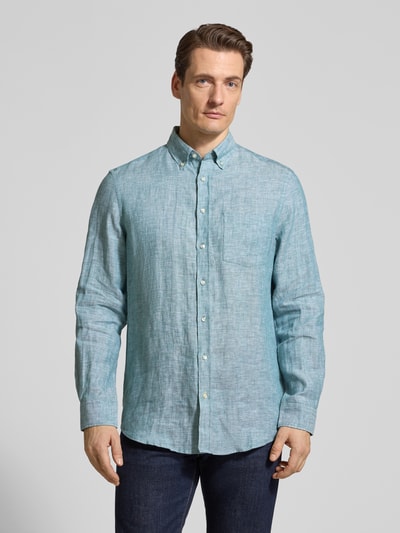 Männermodel trägt Slim Fit Leinenhemd mit Brusttasche von Christian Berg Men in Hellblau, Knopfleiste, Button-Down-Kragen, Ganzkörperansicht von vorne.