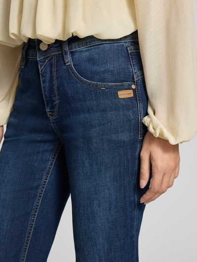 Vrouwenmodel draagt Bootcut Jeans mit Used Look van GANG in denimlook, medium wassing, 5-pocketmodel, katoenmix, detailopname heup