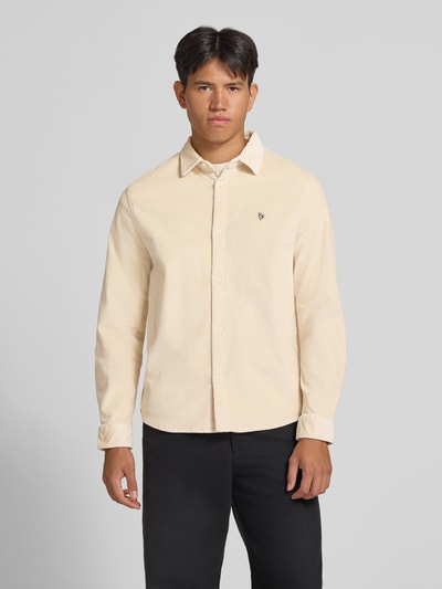 Männermodel trägt Slim Fit Cordhemd aus Baumwoll-Mix von REVIEW in Beige mit Ripp-Optik und Logo-Prägung, Ganzkörperansicht von vorne. Kontext: Herren Cordhemd, Kentkragen, Baumwoll-Elasthan-Mix, Rückenlänge 75 cm, Schulterbreite 44 cm, Ärmellänge 67 cm.