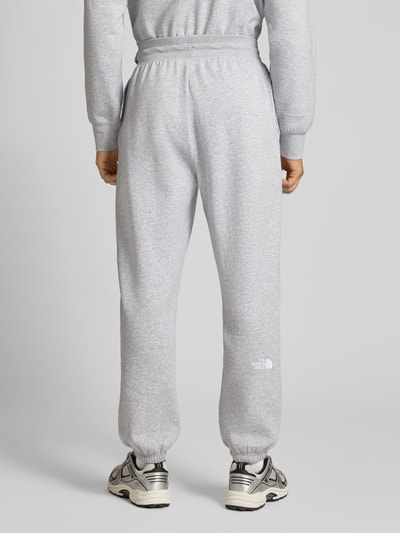 The North Face Regular Fit Sweatpants mit Label-Stitching Hellgruen Melange 5