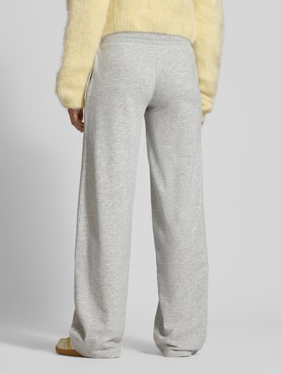 Modelka nosi Wide Fit Sweatpants mit Viskose-Anteil von REVIEW, mieszanka bawełny i wiskozy, krój wide fit, tunel, widok całej sylwetki z tyłu.