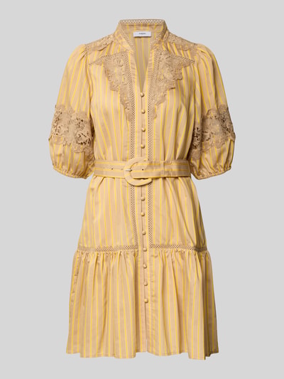 Produktfoto, Knielanges Kleid mit Spitze und Gürtel Modell 'CATLEYA' von SUNCOO PARIS, gelb gestreift, Viskose-Mix, taillierter Schnitt, Spitzen-Details, Stehkragen, V-Ausschnitt, Gürtel, strukturierte Stoffoptik