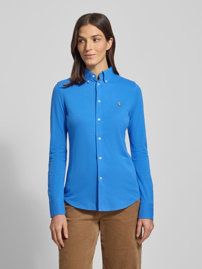 Vrouwenmodel draagt blauwe Hemdbluse met Label-Stitching van Polo Ralph Lauren, pure katoen, slim fit, knoopsluiting, frontaal uitzicht bovenlichaam.