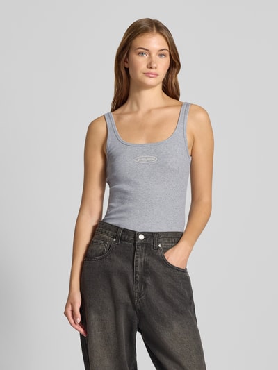 Guess Jeans Top o kroju slim fit z prążkowaniem i wyhaftowanym logo Jasnoszary melanż 4