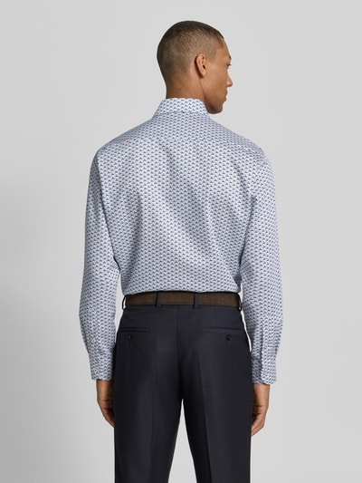 Männermodel trägt Regular Fit Business-Hemd mit Kentkragen von ETERNA, Allover-Look, Reine Baumwolle, Rückenlänge 81 cm, Ganzkörperansicht Rückansicht.