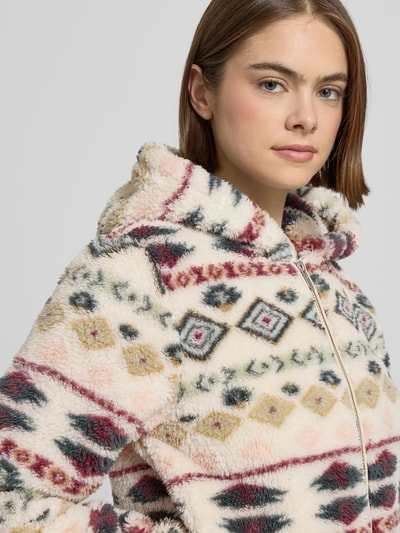 Frauenmodel trägt Regular Fit Sweatjacke mit Kapuze Modell 'ANNA' von Only, Optik: Allover-Muster, mehrfarbig, Materialverarbeitung: Teddy-Fell, Nahaufnahme Oberkörper.