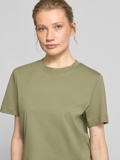 Vrouwenmodel draagt Relaxed Fit T-shirt uit puur katoen van s.Oliver RED LABEL, look: effen kleuren, ronde hals, korte mouw, jersey, Nahaufnahme bovenlichaam.