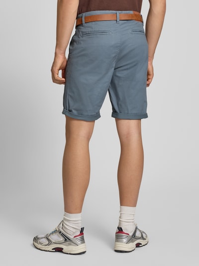 Männermodel trägt Shorts mit Gürtel Modell 'MIKE' von Redefined Rebel, Regular-Fit, Eingrifftaschen, Gesäßtaschen, Ganzkörperansicht Rückansicht. Bundweite 43 cm, Innenbeinlänge 21 cm, Größe M, blaue Baumwollstruktur.