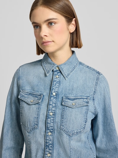 Frauenmodel trägt Slim Fit Jeanshemd mit Brusttaschen von G-Star aus reiner Baumwolle, Hemdblusenkragen, Knopfleiste, Nahaufnahme Oberkörper.