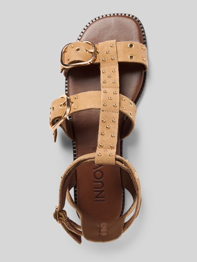 Produktfoto, Sandalen aus reinem Leder mit Nietenbesatz von INUOVO, Echtleder in Beige, leicht abgerundete Passform, glatte Sohle, Absatzhöhe 1 cm bei Größe 40, Nietenbesatz, Produkt auf grauem Hintergrund.