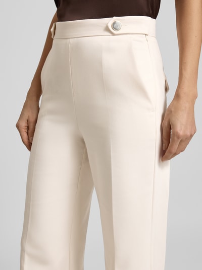 Modelka nosi Stoffhose mit Gesäßtaschen od Marella z bawełnianej mieszanki, jasny kolor, luźny krój, boczne i tylne kieszenie, zbliżenie na górną część.