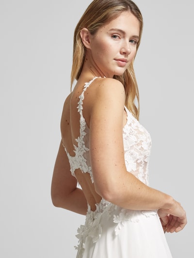 Frauenmodel trägt Abendkleid mit Spitzenbesatz und V-Ausschnitt von Luxuar, weiße A-Linie aus Chiffon, Detailaufnahme Rückenansicht.