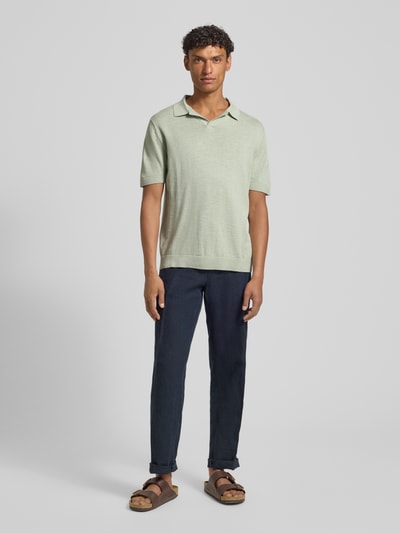 Männermodel trägt Regular Fit Poloshirt aus Baumwoll-Leinen-Mix Modell 'MATTIS' von SELECTED HOMME in Hellgrün, Feinstrick, unifarben, Ganzkörperansicht von vorne