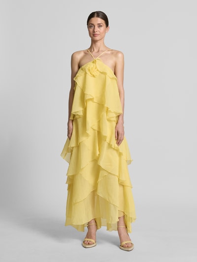 Frauenmodel trägt Maxikleid mit 3D-Rüschendetails Modell 'DELILAH' von Vero Moda in Gelb, unifarben, Maxi-Länge, Ganzkörperansicht von vorne.