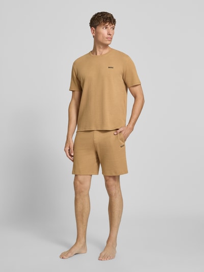 Männermodel trägt Regular Fit T-Shirt aus Baumwoll-Mix von BOSS, Optik: Unifarben, Struktur: Waffelstruktur, Ganzkörperansicht von vorne.
