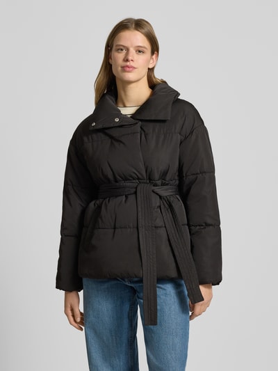 Vrouwenmodel draagt zwarte Steppjacke met Bindegürtel Modell 'Margitta' van LeGer by Lena Gercke, regular fit, staande kraag, vooraanzicht halflichaam.