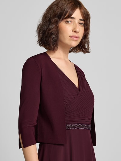 Vrouwenmodel draagt Regular fit bolero uit viscosemix van Vera Mont in bordeauxrood, fijne structuur, Nahaufnahme bovenlichaam