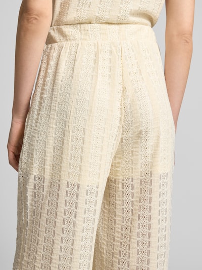 Frauenmodel trägt Weite HOSE mit Optik: Unifarben, Struktur-Muster, Bundabschluss: Elastisch, Materialverarbeitung: Spitze, Modell 'CASSANDRA' von Vero Moda, Nahaufnahme Rückansicht.