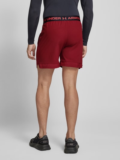 Under Armour Regular Fit Shorts mit Label-Print Dunkelrot 5