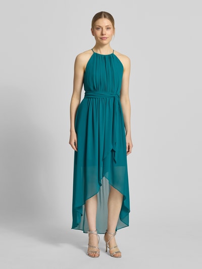Modelka kobieca nosi Maxikleid in Falten-Optik od Jake*s Cocktail, w kolorze morskim, z krytą haleczką, krojem slim fit, marszczeniami, zdejmowaną tasiemką w talii, bez rękawów, długość tyłu w rozmiarze 36: 140 cm, szerokość w rozmiarze 36: 32 cm, cała sylwetka z przodu.