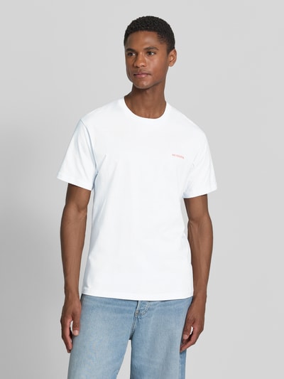 Männermodel trägt T-Shirt mit rückseitigem Motiv-Print von Sundek in Weiß, aus Reiner Baumwolle, Regular-Fit, Rundhalsausschnitt, Logo-Print, Rückenlänge 67 cm bei Größe M, Ganzkörperansicht von vorne.