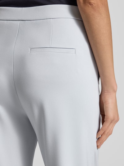 Vrouwenmodel draagt Wide Fit Schlupfhose met Viskose-Anteil Model 'Palina' van Raffaello Rossi, elastische materiaalmix, detailopname rug.