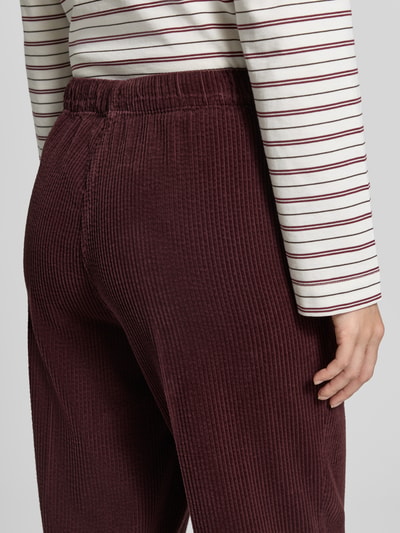 Vrouwenmodel draagt Straight Fit broek uit zuiver viscose Model 'Padow' van American Vintage met structuurpatroon, elastische band, maat XS, detailopname.