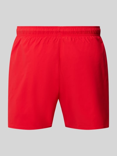 Produktfoto, rote Straight Fit Badeshorts mit Logo-Detail, elastischem Bund und Tunnelzug von Emporio Armani auf neutralem Hintergrund