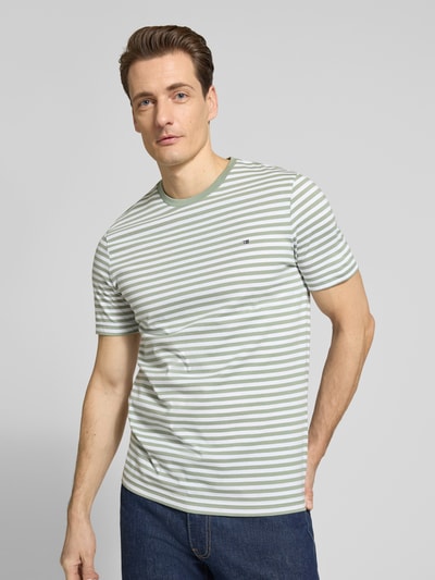 Männermodel trägt Regular Fit T-Shirt Mit Logo-Stitching von Christian Berg Men, grün-weiß gestreift, reine Baumwolle, Ganzkörperansicht von vorne.
