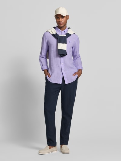 Mannenmodel draagt Regular Fit Vrijetijdsoverhemd uit puur linnen van Polo Ralph Lauren, effen, logodetail, lange mouw, custom fit, ganzekörperaanzicht van voren.