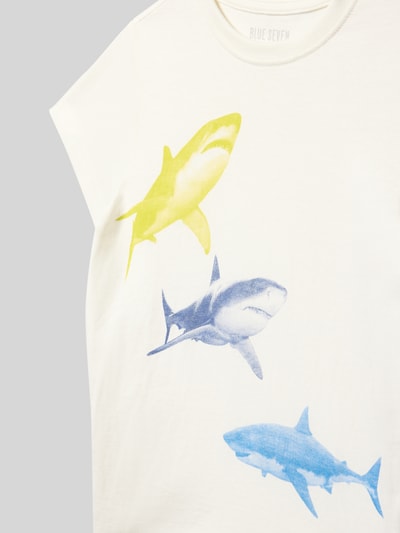 Jongen draagt T-shirt met motiefprint en ronde hals van Blue Seven, puur katoen, regular fit, ruglengte maat 116: 42 cm, detailopname bovenlichaam.