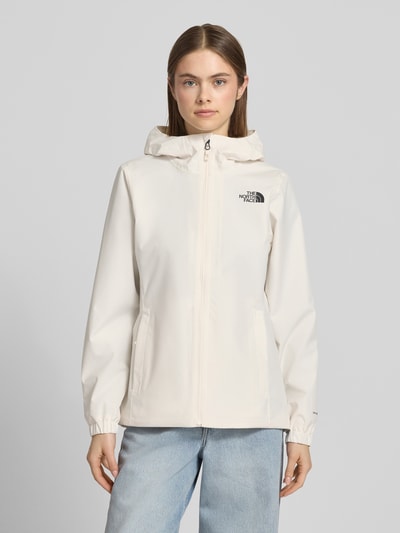 Modelka kobieca ma na sobie Funktionsjacke mit DryVent™-Technologie od The North Face, jasny kolor, krój slim fit, widok całej sylwetki z przodu.