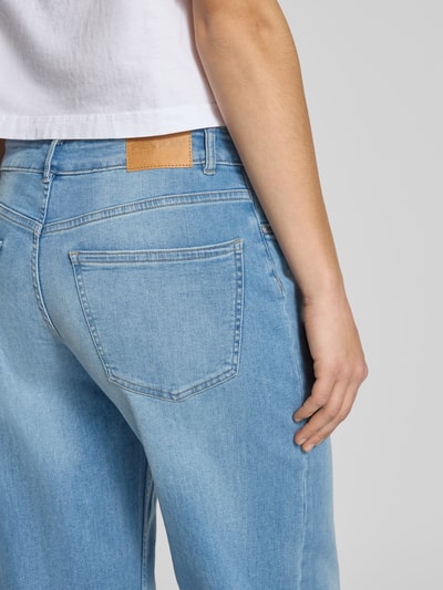 Frauenmodel trägt Wide Fit Jeans im 5-Pocket-Design von Review aus elastischem Baumwoll-Mix, hellblau, Detailaufnahme Rückansicht.