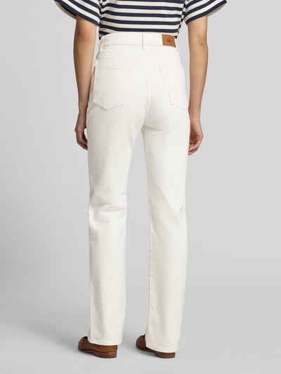 Frauenmodel trägt Straight Fit Jeans aus Baumwoll-Mix von Lacoste in Cremeweiß, strukturierte Oberfläche, Ganzkörperansicht Rückansicht, Damen Straight Fit Jeans von Lacoste.